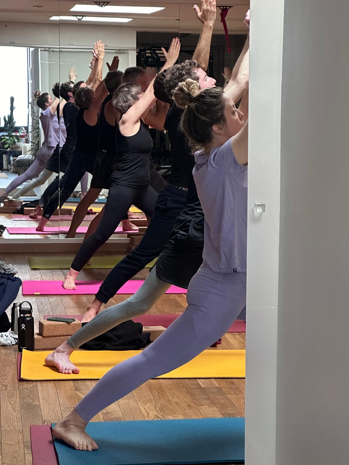 Cours collectif face au mur miroir au KSPORT STUDIO 7, Paris 7e